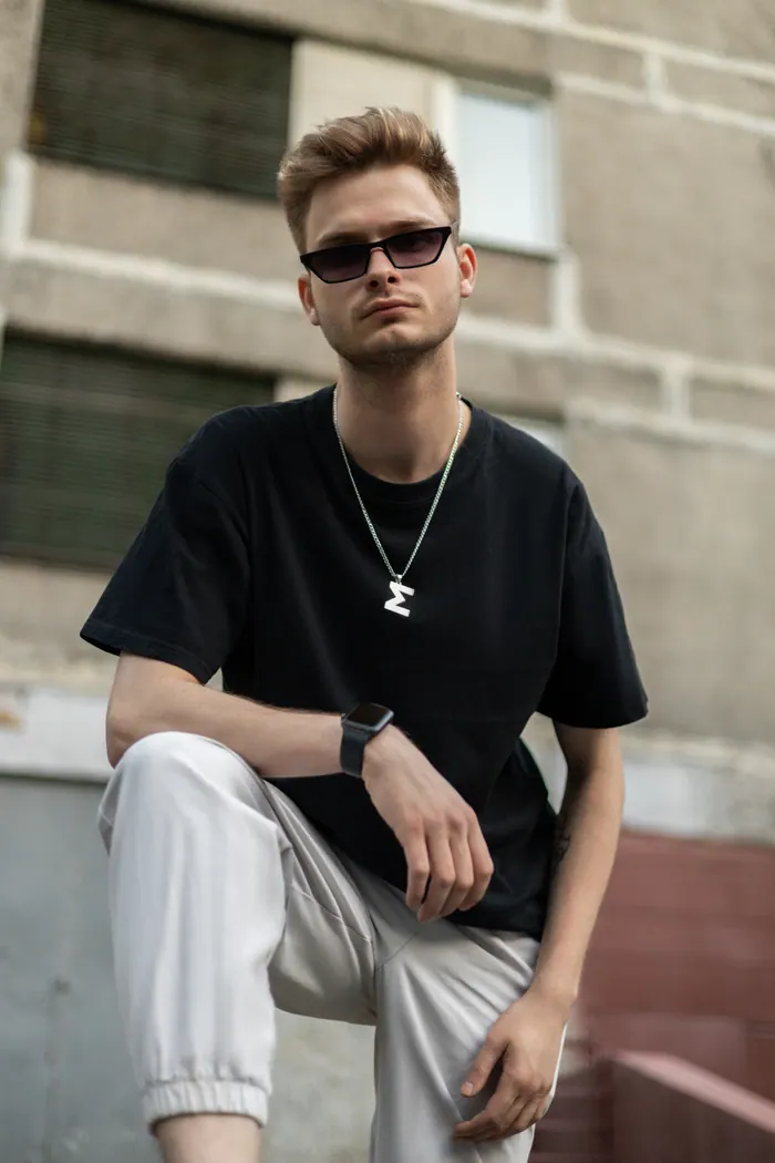 парень в очках с кулоном SIGMA